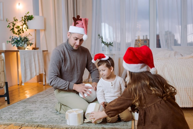 Joyeux Noël et vacances du Nouvel An Joyeuse famille avec de petits enfants