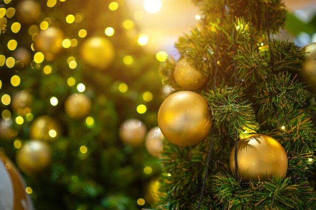 Joyeux NoëlGros plan d'une boîte de cadeaux de boules colorées et d'une décoration de colis d'image de voeux de Noël sur fond d'arbre de Noël vert Décoration pendant Noël et le Nouvel An