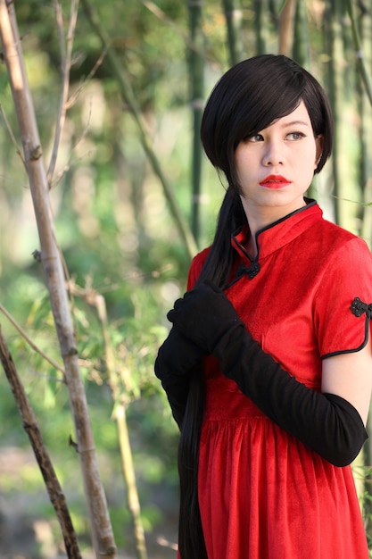 Joyeux Nouvel An chinois. belle jeune femme asiatique robe cheongsam traditionnel