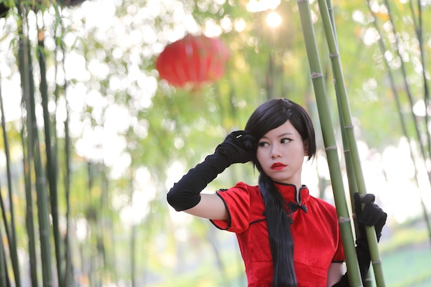 Joyeux Nouvel An chinois. belle jeune femme asiatique robe traditionnelle cheongsam