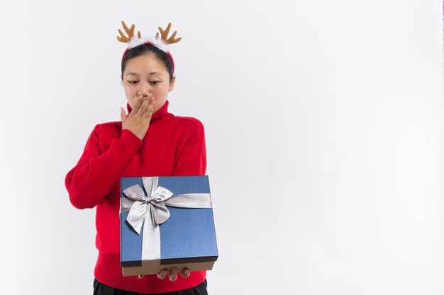 Joyeux nouvel an chinois la belle jeune femme tenant des coffrets cadeaux