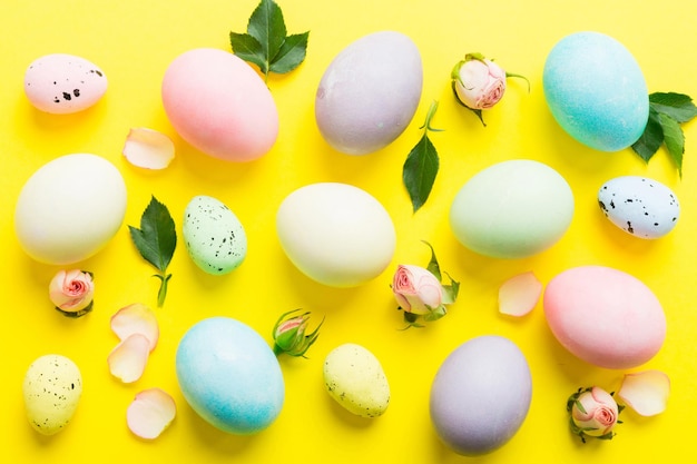 Joyeux Pâques œufs de Pâques sur table colorée avec des roses jaunes œufs colorés naturels arrière-plan vue supérieure avec espace de copie