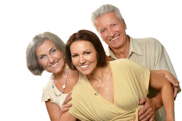 Joyeux parents âgés avec fille adulte sur fond blanc