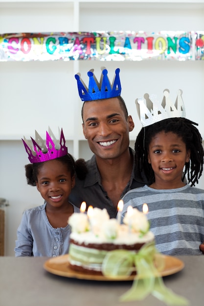 Joyeux Père Afro-américain Avec Ses Enfants Célébrant Un Anniversaire