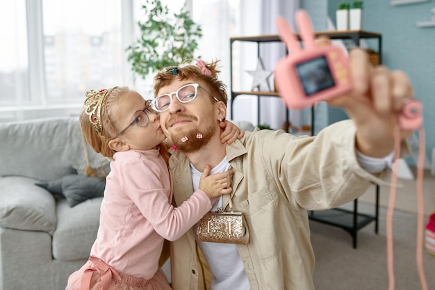 Joyeux père et fille portant un costume mignon faisant un drôle de selfie