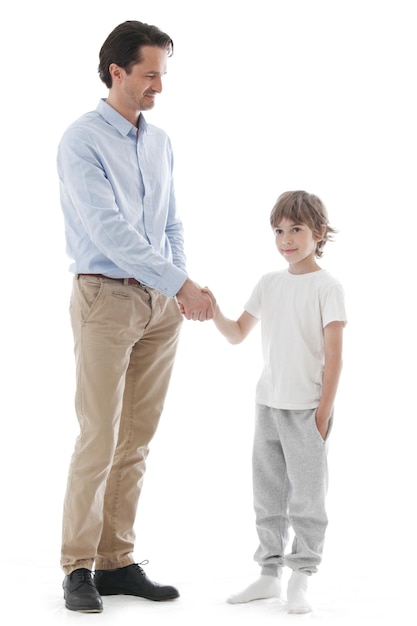 Joyeux père et fils se serrant la main isolé sur fond blanc