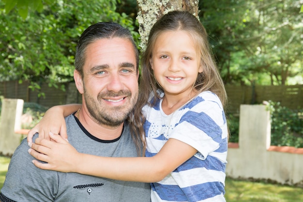 Joyeux père avec de jolies filles jeune fille