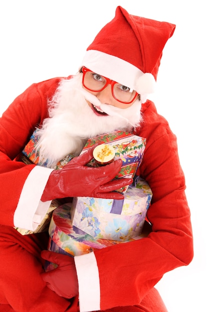 un joyeux père Noël avec de nombreux cadeaux sur blanc