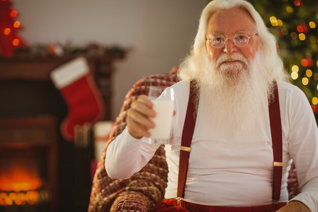 Joyeux père Noël tenant un verre de lait