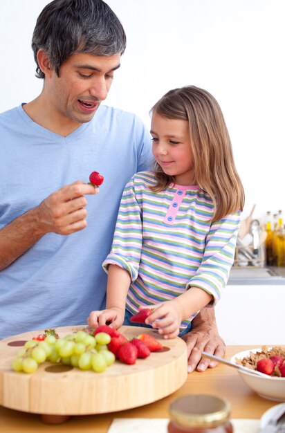 Joyeux père et sa fille prenant son petit déjeuner