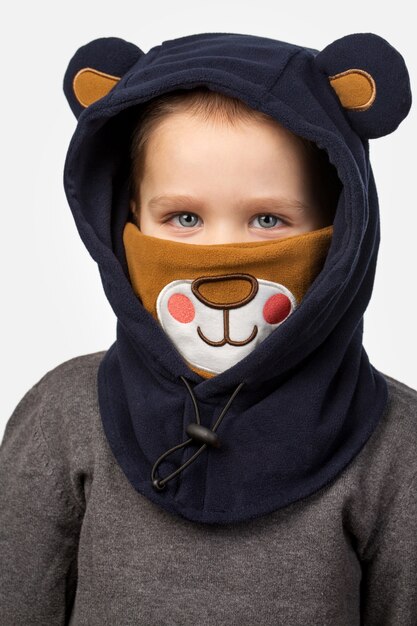 Joyeux petit garçon dans un chapeau de carnaval sous la forme d'un ours bleu