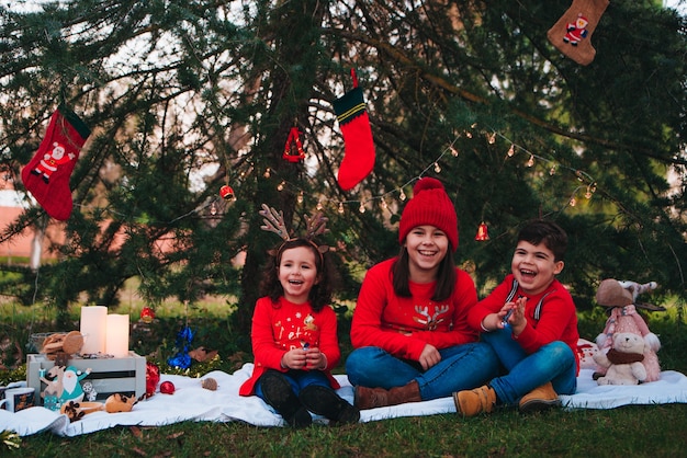 Joyeux petits enfants célébrant Noël en décembre