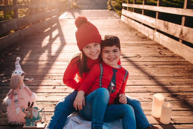 Joyeux petits enfants célébrant Noël en décembre