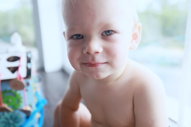 joyeux portrait émotionnel d'un sourire de bébé