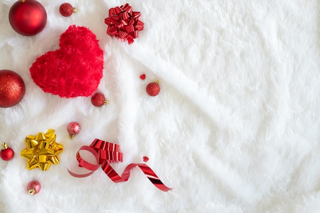 joyeux saint valentin fond de coeur rouge et ballon d'anniversaire placé sur un tissu blanc