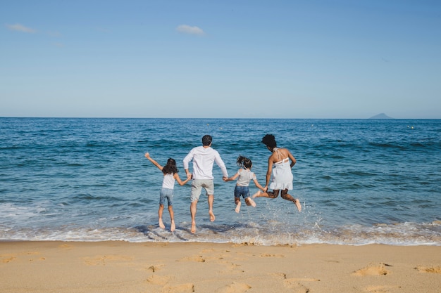 Photo joyeux saut de famille