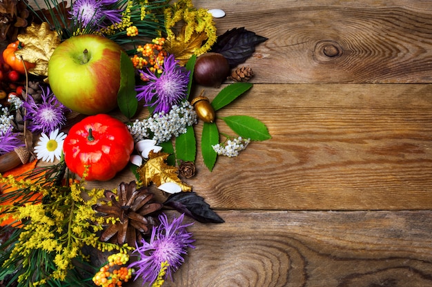 Photo joyeux thanksgiving décor avec gland doré sur bois