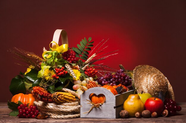 Joyeux Thanksgiving nature morte. Fruits, noix et légumes, récolte d'automne sur la table