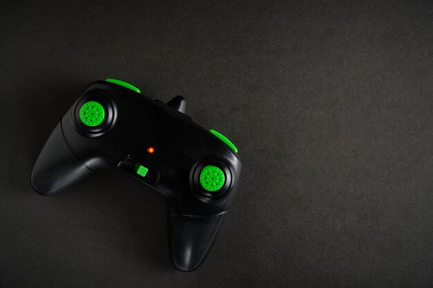 Joystick noir pour jeux informatiques fond noir