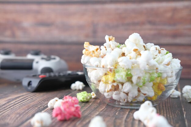 un joystick à pop-corn et une télécommande sur une table en bois