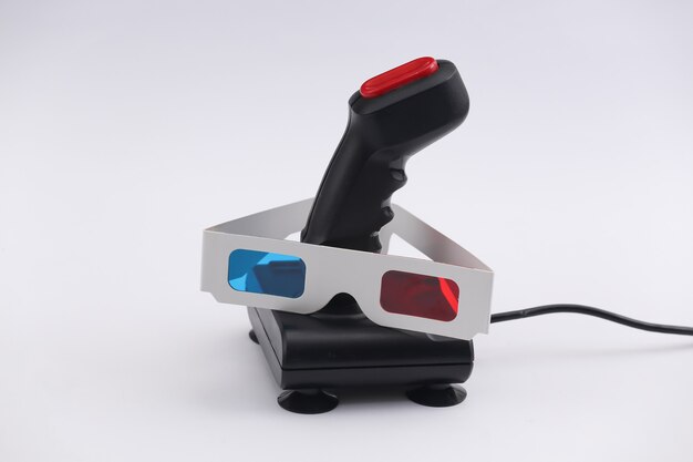 Joystick rétro avec lunettes 3d sur fond blanc. Attributs années 80