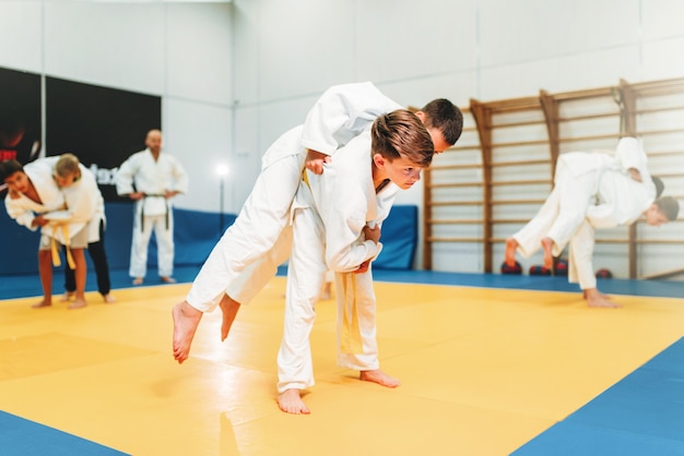 Judo pour enfants, jeunes combattants en formation, self-défense