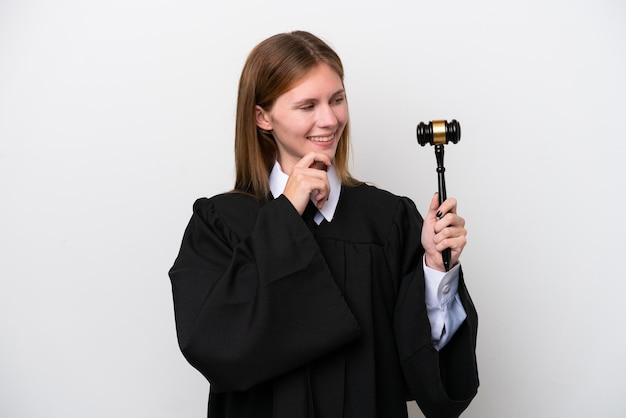 Juge anglais femme isolée sur fond blanc regardant sur le côté et souriant