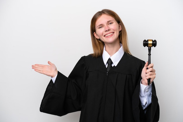 Juge femme anglaise isolée sur fond blanc tendant les mains sur le côté pour inviter à venir