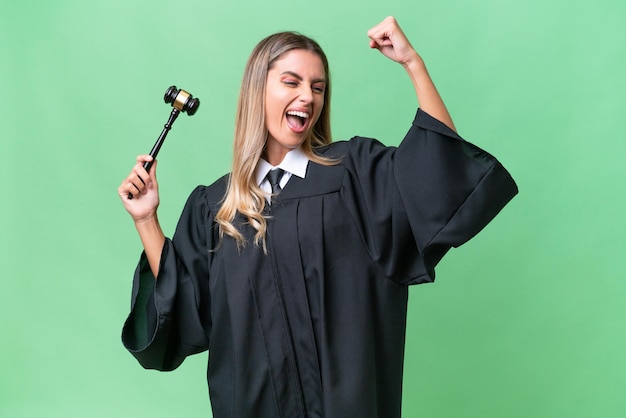 Juge femme uruguayenne sur fond isolé célébrant une victoire