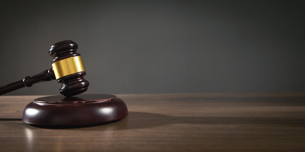 Juge Gavel sur le bureau en bois Law concept