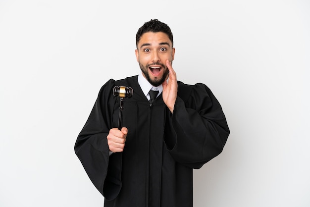 Juge homme arabe isolé sur fond blanc avec une expression faciale surprise et choquée