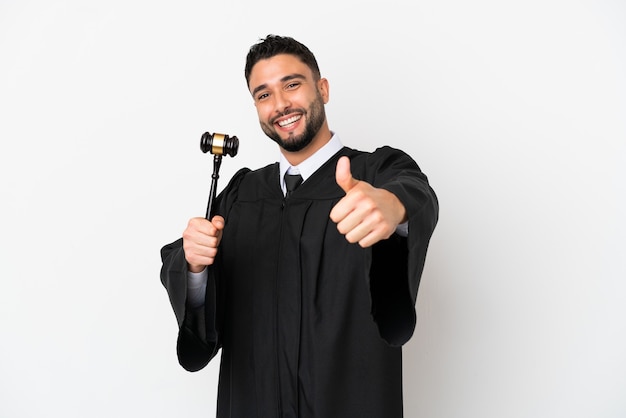 Juge homme arabe isolé sur fond blanc avec les pouces vers le haut parce que quelque chose de bien s'est produit