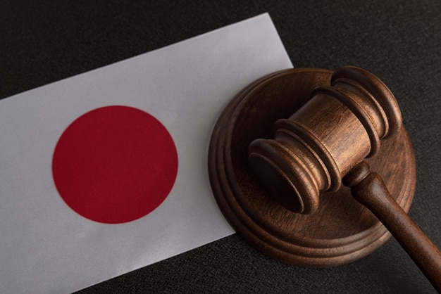 Juge marteau en bois et drapeau du Japon Droit et justice Concept de légalité