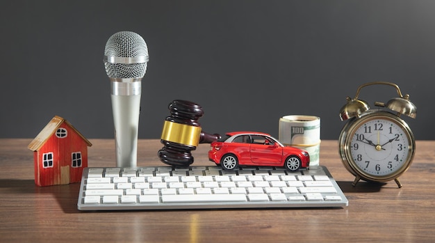 Juge marteau maison argent voiture microphone clavier d'ordinateur Concept d'enchères