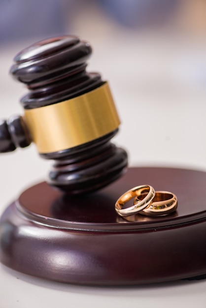 Juge marteau statuant sur le divorce