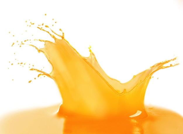 Juice d'orange éclaboussé isolé sur blanc