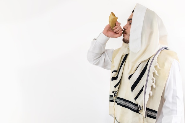 Un Juif orthodoxe fait exploser le Shofar pendant les vacances de Roch Hachana