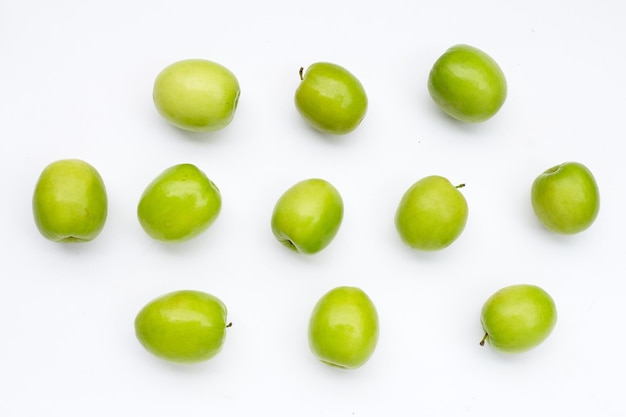 Jujube au lait dans un panier en bambou