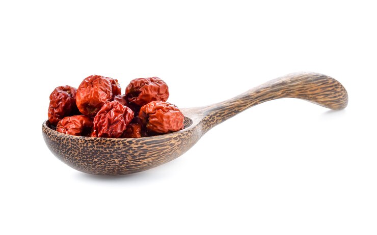 Jujube chinois dans une cuillère en bois