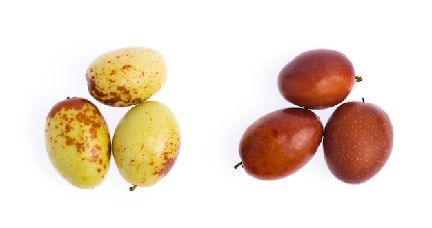 Jujube chinois frais isolé sur fond blanc.