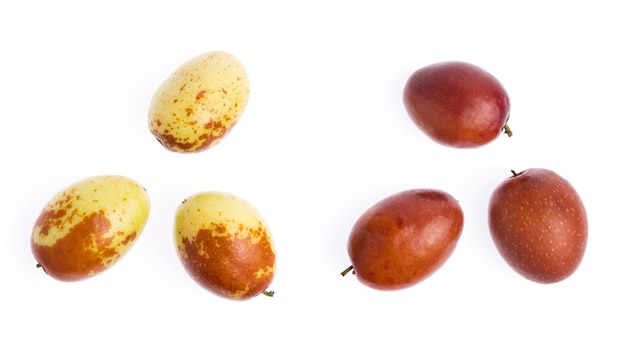 Jujube chinois frais isolé sur fond blanc.