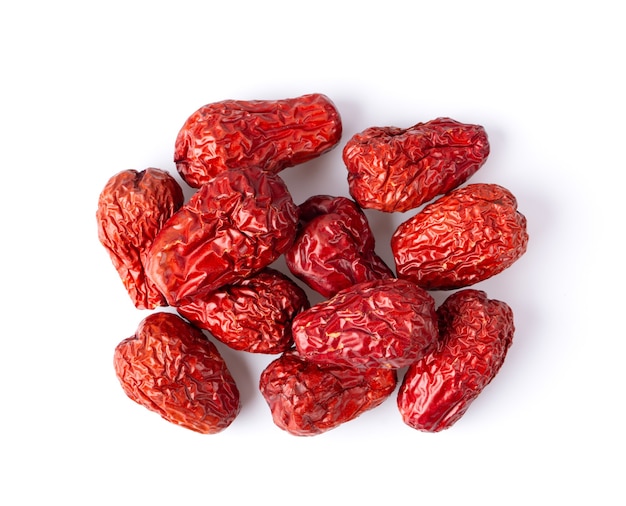 Jujube chinois séché date rouge fruit sur fond blanc. vue de dessus