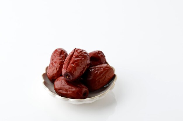 Jujube rouge séché isolé sur tableau blanc