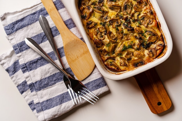 Julienne de champignons sur une planche à découper