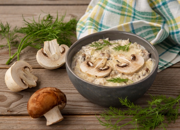 Julienne de champignons sur une table en bois. Nourriture faite maison