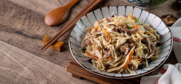 Julienne de porc frite avec des lambeaux de bambou à l'eau Délicieux plats faits maison