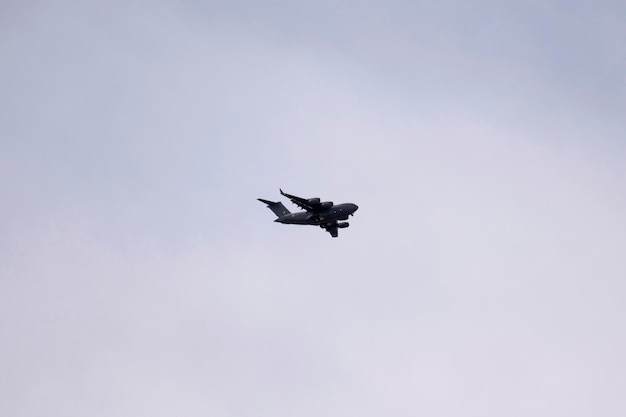 Jumbo avion de soldat indien volant sur le ciel du village de Leh Ladakh près du temple Tsemo Maitreya ou du monastère Namgyal Tsemo au Jammu-Cachemire Inde