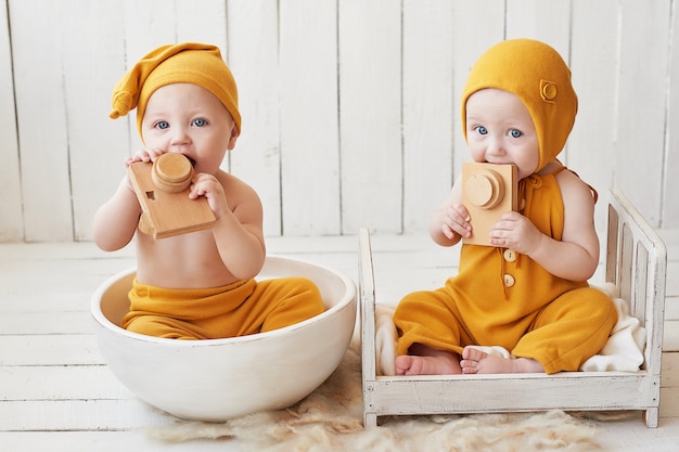 jumeaux bébé en costume orange posant
