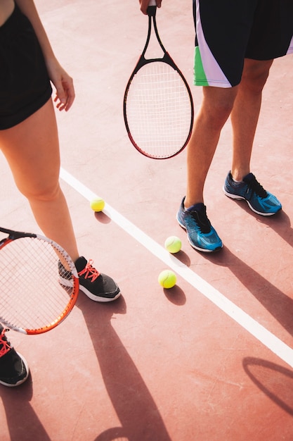 Photo jumeaux de couple de tennis