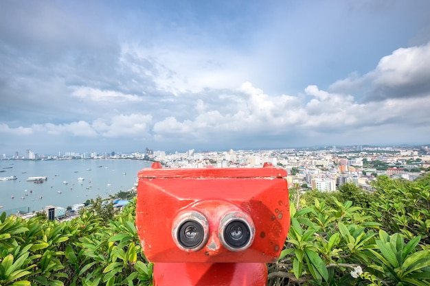 Jumelles sur la pittoresque baie et la ville de pattaya